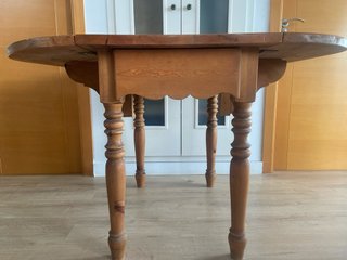 Mesa de madera con 2 alas y 2 cajones