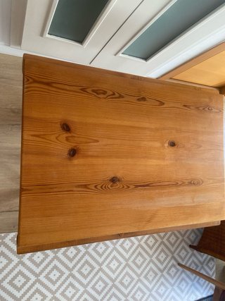 Mesa de madera con 2 alas y 2 cajones