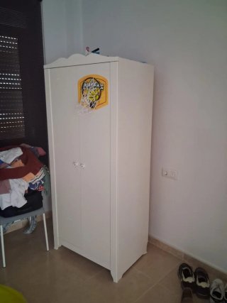 Cama infantil, estantería y armario