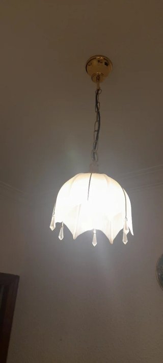 Lámpara colgante dorada y transparente