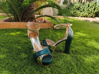 Zapatos de tacón fiesta dorados y verdes