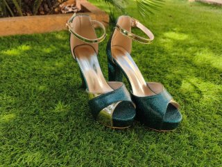 Zapatos de tacón fiesta dorados y verdes