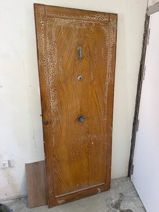 Puerta antigua de madera maciza para restaurar.