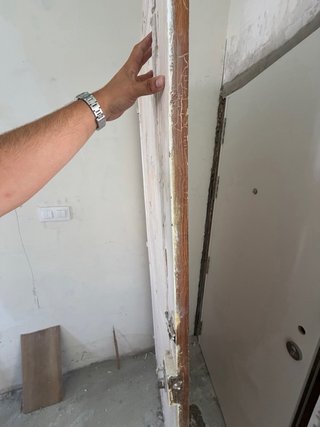 Puerta antigua de madera maciza para restaurar.
