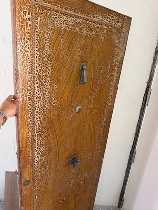 Puerta antigua de madera maciza para restaurar.