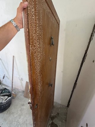 Puerta antigua de madera maciza para restaurar.