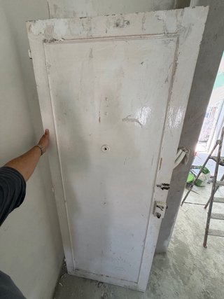 Puerta antigua de madera maciza para restaurar.