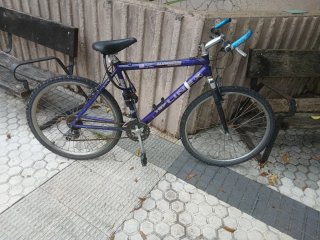 Bicicleta azul , de aluminio, puedes