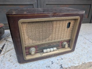 Radio antigua a válvulas vintage en buen estado
