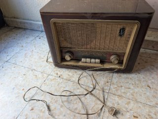 Radio antigua a válvulas vintage en buen estado