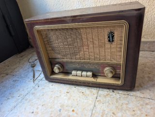 Radio antigua a válvulas vintage en buen estado