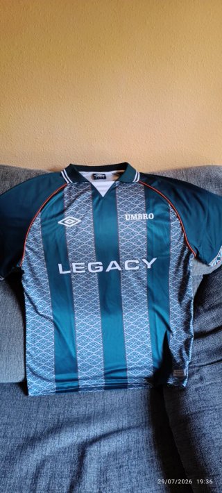 2 Camisetas Umbro Negras y Azules, y Verde.