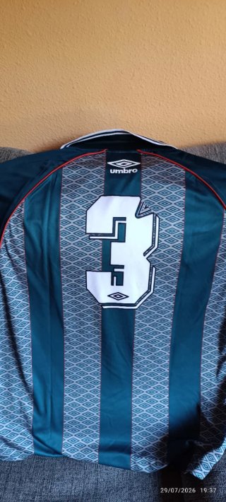 2 Camisetas Umbro Negras y Azules, y Verde.