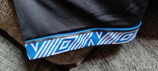 2 Camisetas Umbro Negras y Azules, y Verde.