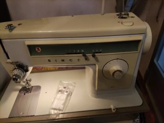 Máquina de coser Singer.