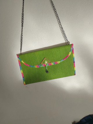 Bolso hecho a mano verde con cadena