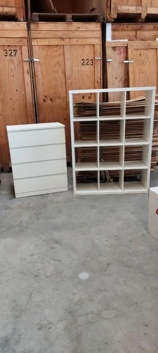 Cajonera blanca y estantería modular