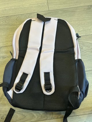 Mochila Adidas lila y morado sin etiqueta