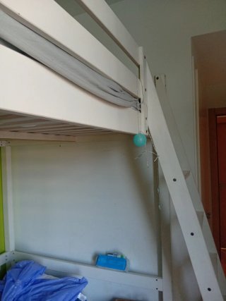 Cama alta de madera con su colchón