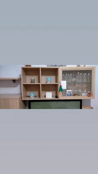 Mueble de comedor de madera y cristal