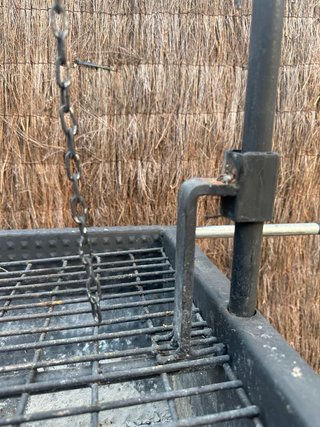 Barbacoa de hierro con ruedas.