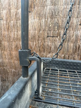 Barbacoa de hierro con ruedas.