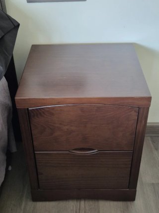 Cómoda de madera maciza color marrón