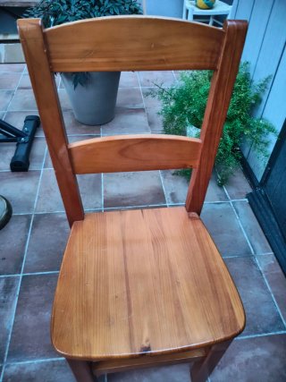 Silla de madera de pino