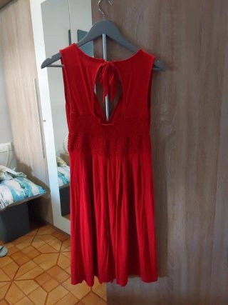 Vestido rojo con elástico en la cintura. Talla M/L