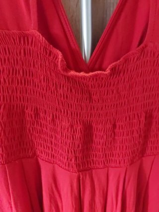 Vestido rojo con elástico en la cintura. Talla M/L
