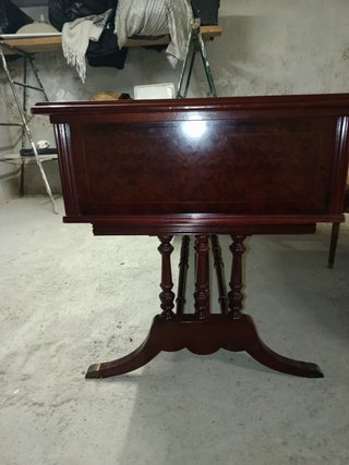 Escritorio antiguo de madera y cuero
