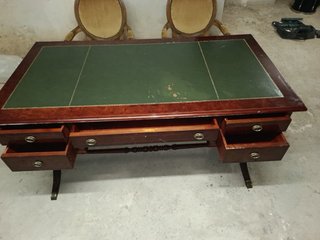Escritorio antiguo de madera y cuero