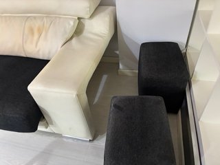 Sofá de piel extensible blanco y negro
