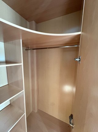 Armario de madera curvo