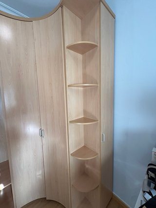 Armario de madera curvo