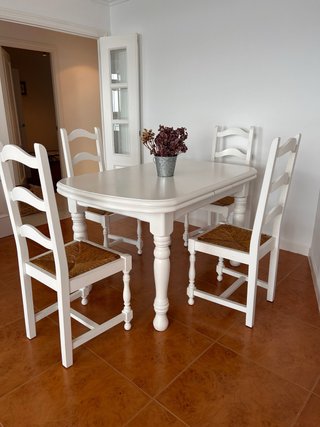 Mesa de comedor blanca con 4 sillas