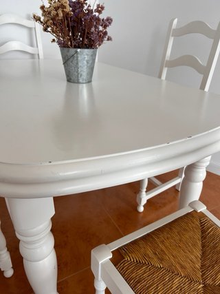Mesa de comedor blanca con 4 sillas