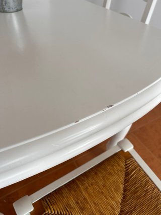 Mesa de comedor blanca con 4 sillas