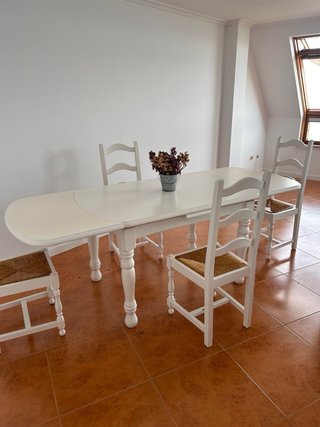 Mesa de comedor blanca con 4 sillas