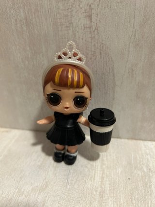 Muñeca LOL Surprise con corona y taza