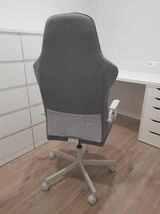 Silla de escritorio gris y blanca