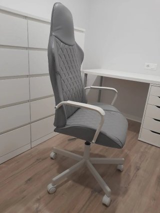 Silla de escritorio gris y blanca
