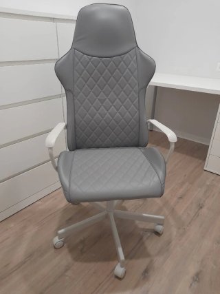 Silla de escritorio gris y blanca