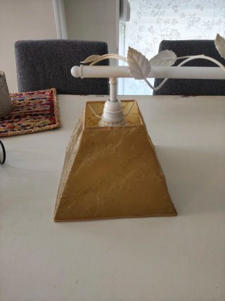 Lámpara de comedor dorada y blanca