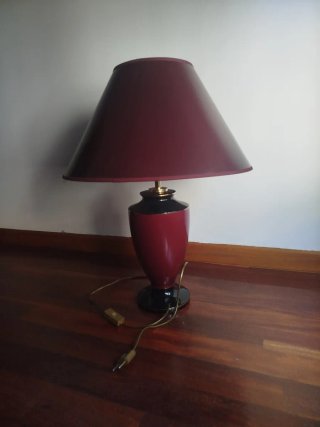 Lámpara de mesa roja y negra