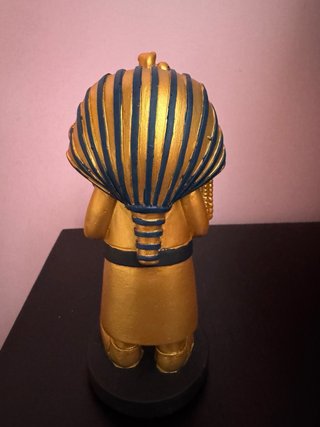Estátua egípcia Tutancâmon bebé Tutankamon Egipto