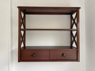 Estantería de madera con cajones