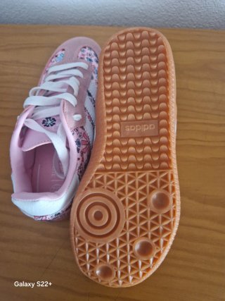 Zapatillas Adidas flores rosas Talla 32