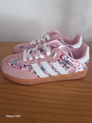 Zapatillas Adidas flores rosas Talla 32