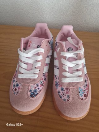 Zapatillas Adidas flores rosas Talla 32